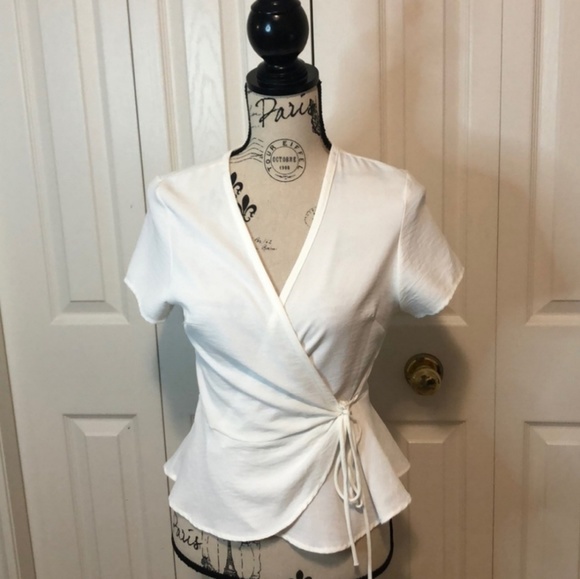 Mendocino Tops - NWT Mendocino White Blouse tie up🎀